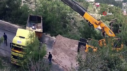 Tırın devrilen hafriyat dolu dorsesi yolu trafiğe kapadı