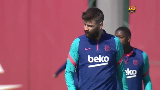 Piqué se entrena con el grupo aunque sigue siendo duda para el Clásico