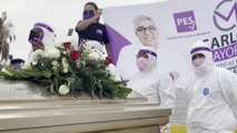 Au Mexique, un candidat démarre sa campagne électorale couché dans un cercueil.