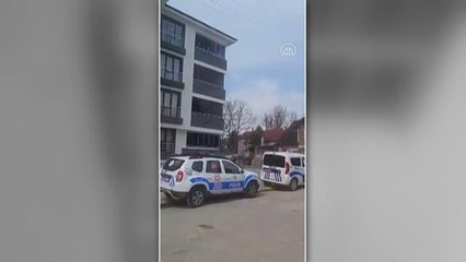 Polis ekiplerinden izolasyondaki çocuğa doğum günü sürprizi