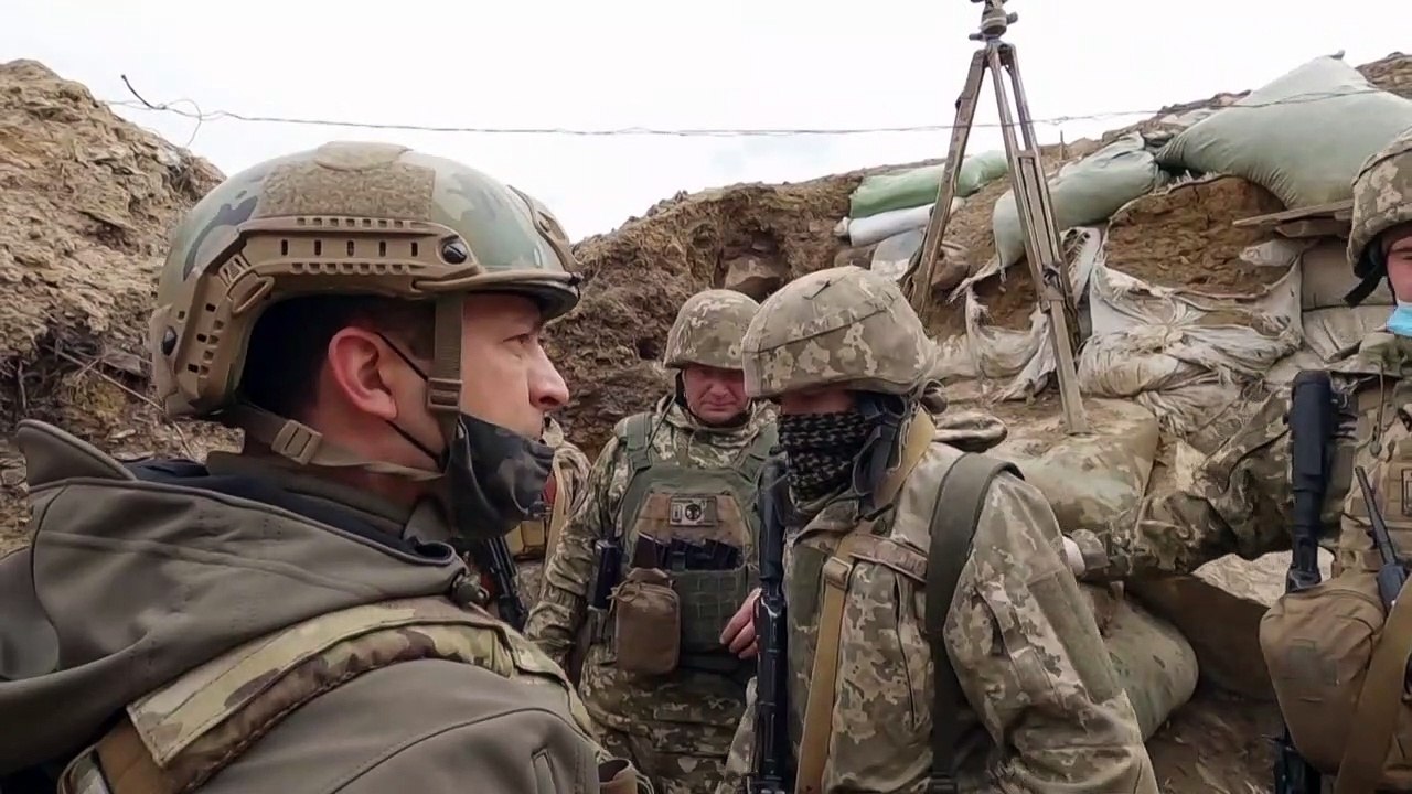 Ukraine: Präsident besucht Soldaten an der Front - Merkel telefoniert mit Putin
