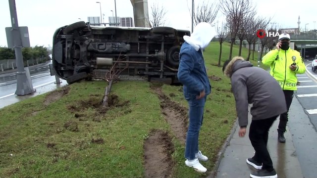 Bakırköy’de kayganlaşan yolda kontrolden çıkan araç yan yattı