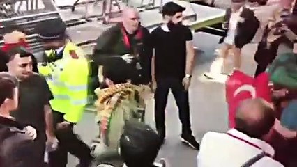 Türk bayrağını PKK'lılara vermeyen kadın