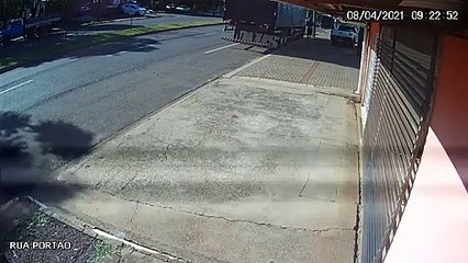 Câmera de segurança registra furto de uma camionete Strada, na Rua Olindo Periolo