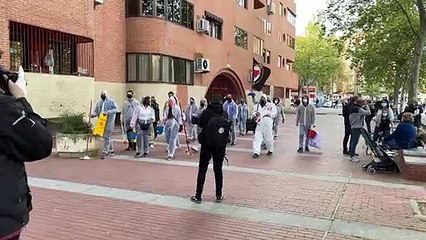 Vecinos de Vallecas "desinfectan" la plaza Roja