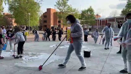 Vecinos de Vallecas "desinfectan" la plaza Roja. Vídeo 2.