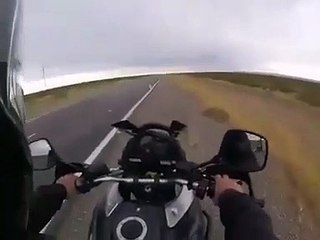 Video herunterladen: Il prévient un autre motard que sa moto est en feu