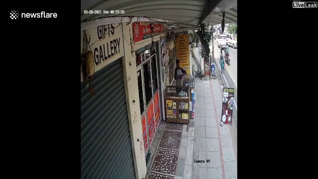 Ce vendeur de rue va avoir un réflexe qui va lui sauver la vie