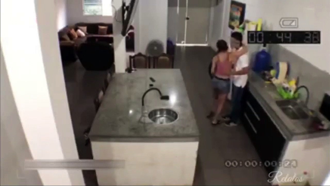 Elle se fait surprendre avec son amant par son mari qui rentre plus tôt que prévu !