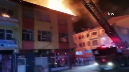 Tokat’ta iki katlı binanın çatısı alev alev yandı