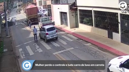 Mulher perde o controle e bate carro de luxo em carreta