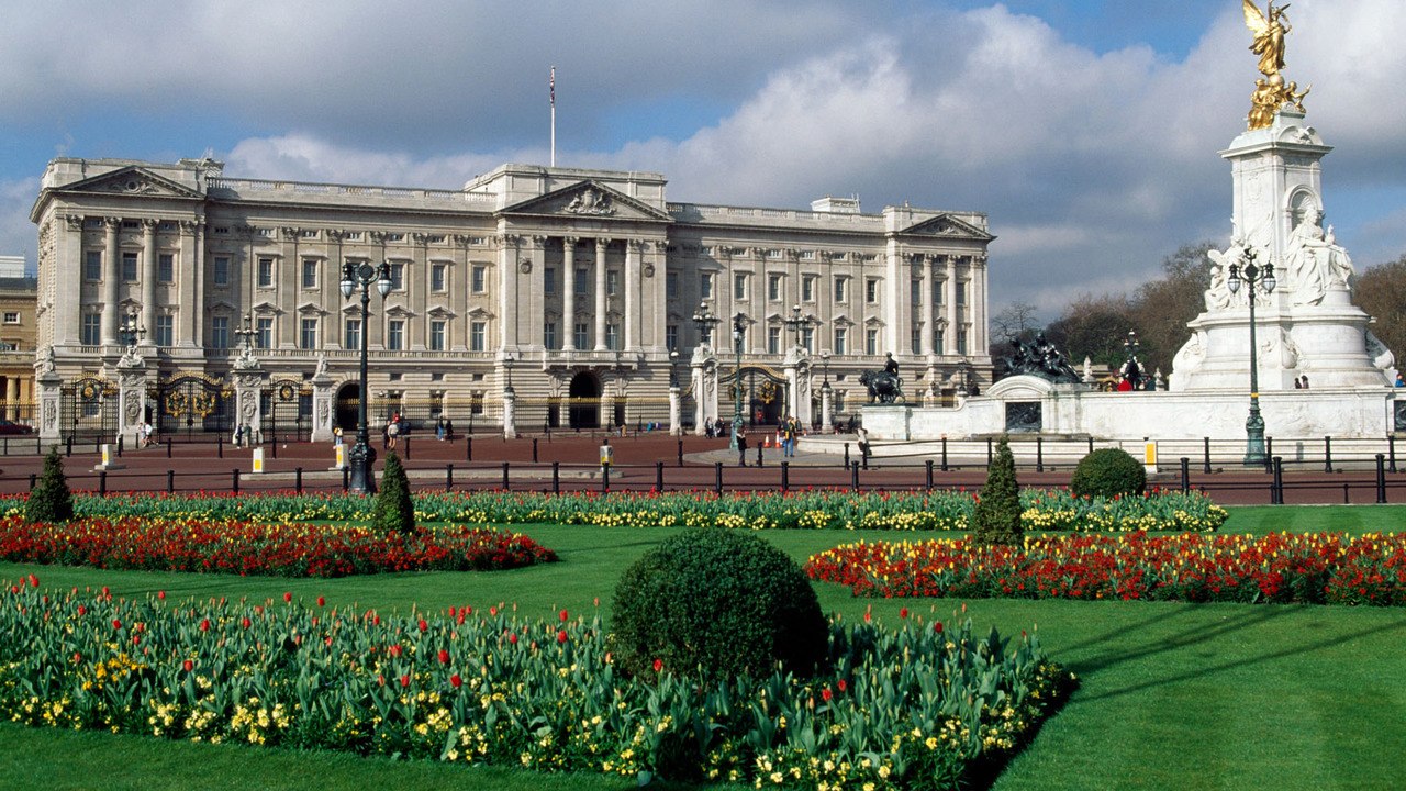 Buckingham Palace and Windsor Castle to Reopen to Visitors This Summer