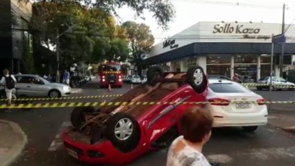 Renault Clio capota em acidente de trânsito no Centro de Cascavel