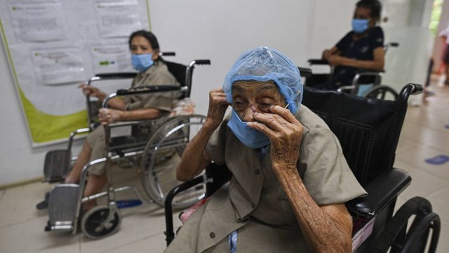 26 adultos mayores dieron positivo para covid luego de ser vacunados