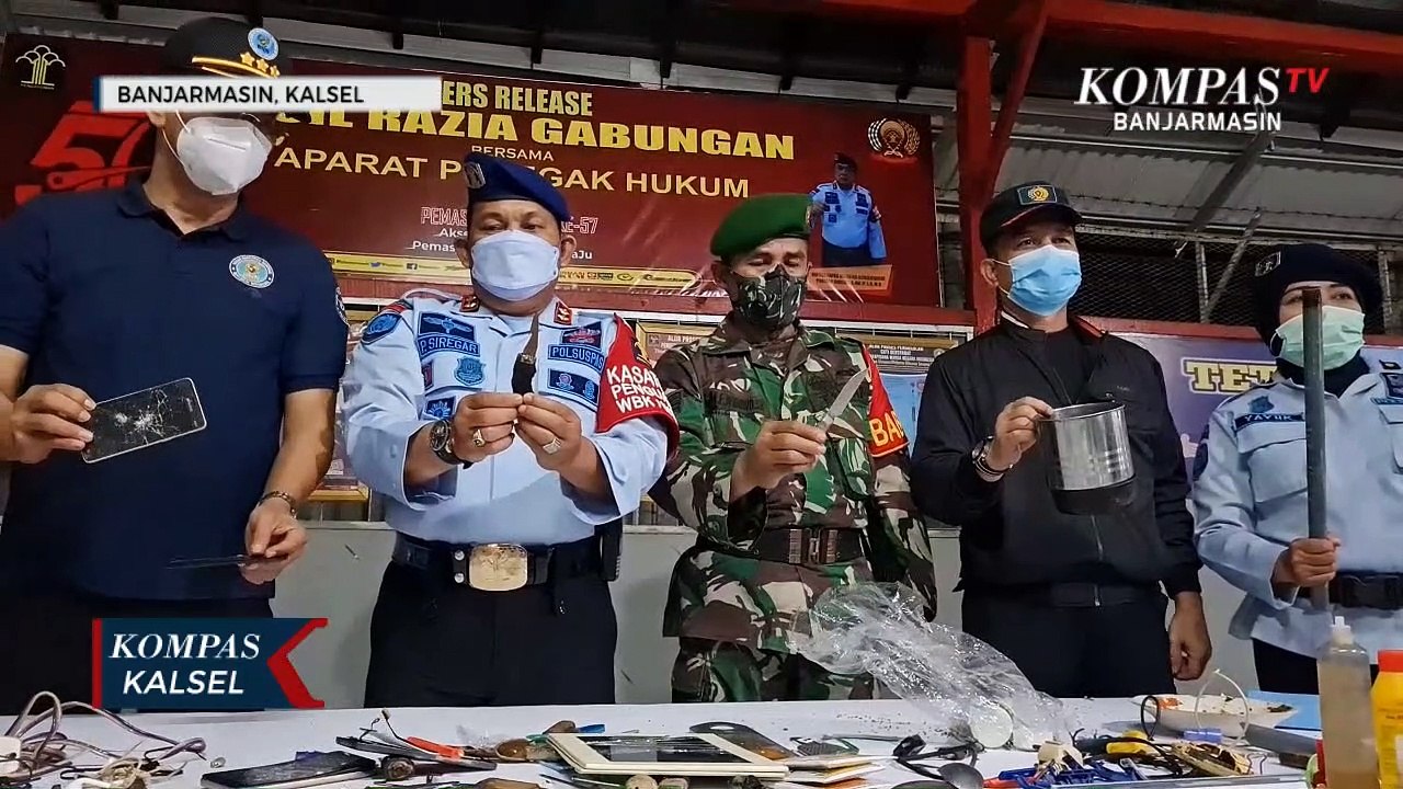 Peringatan Keras! Kalapas Banjarmasin Hancurkan Handphone Sitaan Razia Lapas dengan Palu