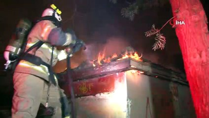 İzmir’de tek katlı metruk ev alevlere teslim oldu