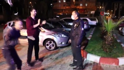 "Bıçaklı ve Sopalı Kavga Var” İhbarına Gelen Polisler Türk Bayrağı ve Konfetilerle Karşılandı