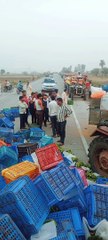 गेहूं उपार्जन केंद्र के बाहर खड़े ट्रैक्टरों की कतार के ऊपर पलटा केले से भरा ट्रक, दो घायल