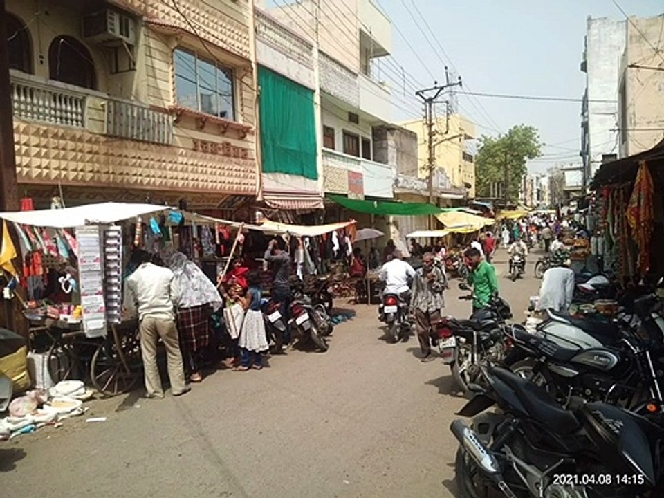 साप्ताहिक हाट बाजार रोकने में प्रशासन विफल, गुरुवार को सिटी में भी रही भीड़