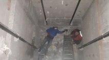 3 metre yüksekten asansör boşluğuna düşen adamı itfaiye kurtardı