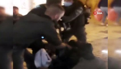 - İsrail askerleri, Filistinli babayı çocuklarının gözleri önünde darp etti