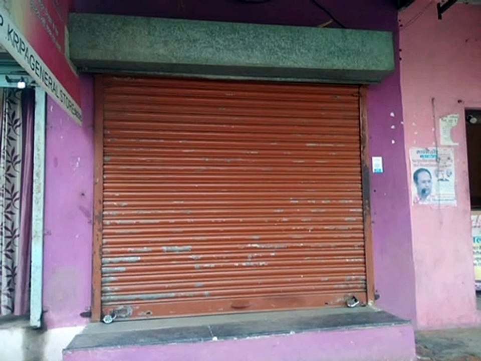 दुकानदारों ने स्वेच्छा से बंद की दुकानें, केवल...