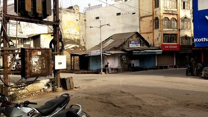 पुलिसकर्मियों की मानवता, लोगों की सहायता की