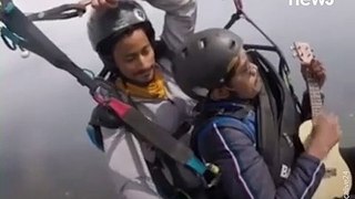 Man Sings ‘Maa Tujhe Salaam’ While Paragliding