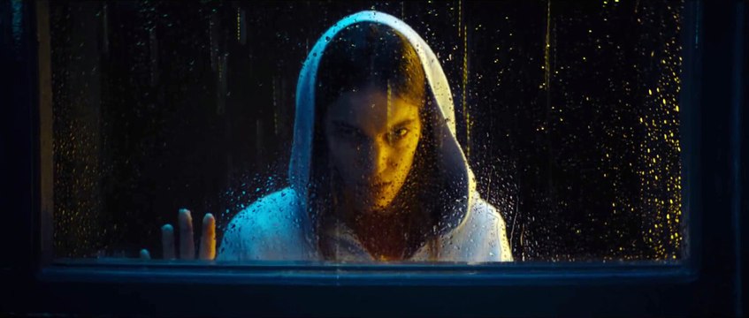 Charlotte Cardin sous la pluie dans le clip Sad Girl