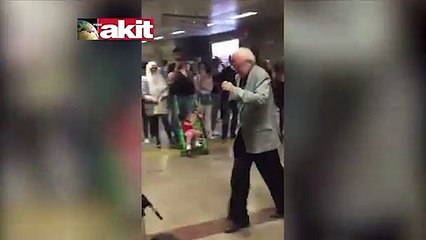 Taksim metrosunda gülümseten anlar