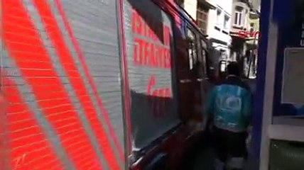 Beyoğlu'nda metruk bina çöktü!