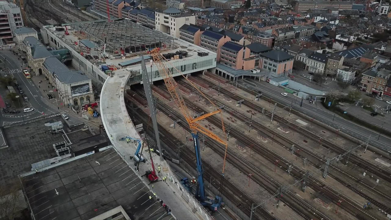 Mise en place du mât pour le pont à haubans de la future gare des bus de Namur