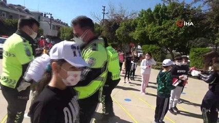 Marmaris'te polis ekipleri öğrencilere kep ve maske dağıttı
