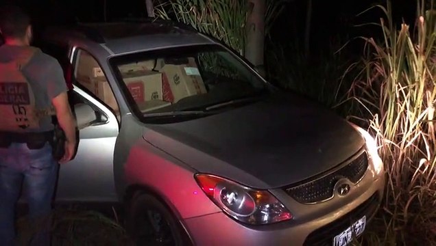 PF apreende veículo carregado com cigarros contrabandeados.