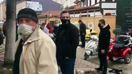 Nisanda kar yağdı: Cuma namazını kar altında kıldılar