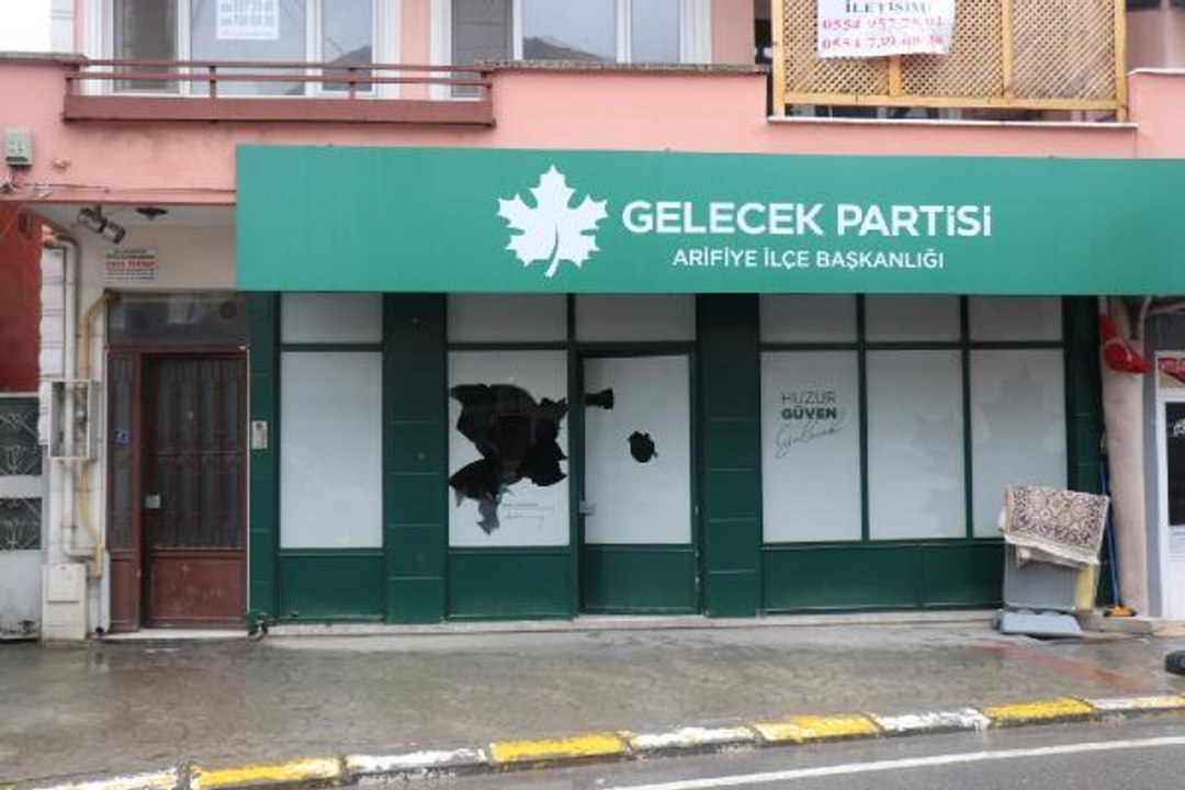 SAKARYA'DA, GELECEK PARTİSİ İLÇE TEŞKİLATI BİNASINA SODA ŞİŞELİ SALDIRI