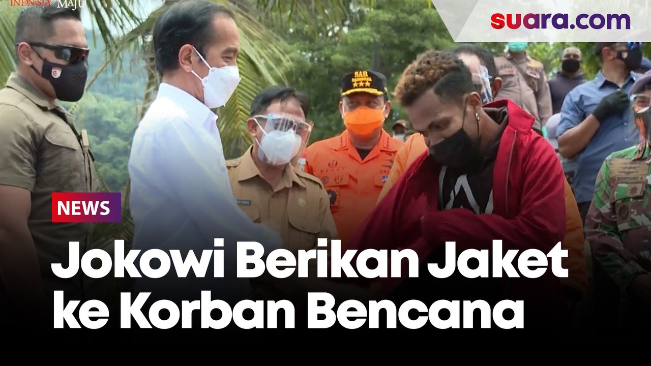 Presiden Jokowi Berikan Jaketnya kepada Warga Terdampak Bencana di Lembata NTT