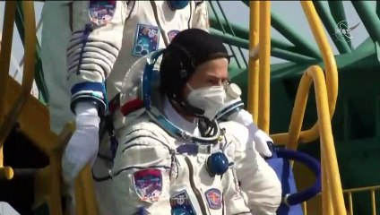 Foguete Soyuz se acopla à ISS