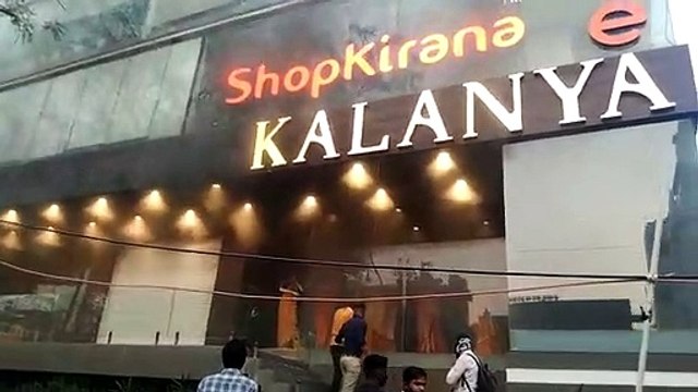 कलान्या शोरूम में लगी भीषण आग, मशक्कत से पाया जा रहा आग पर काबू
