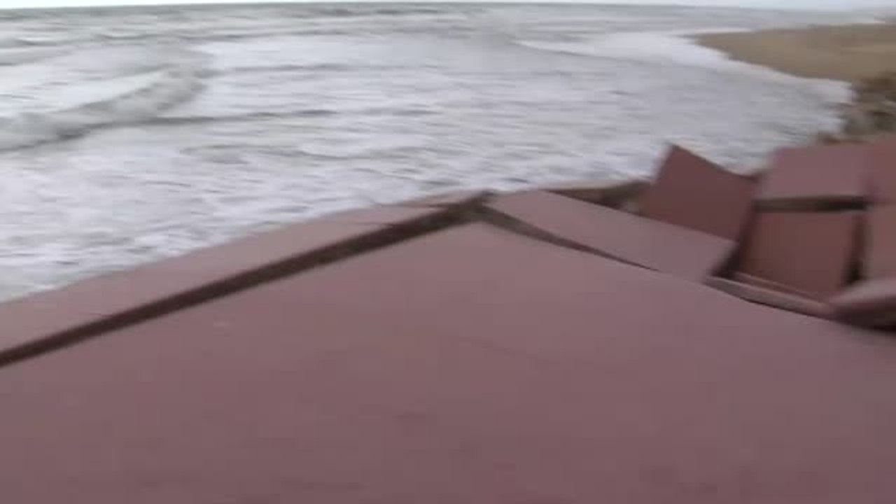 El temporal marítimo engulle una playa de Guardamar del Segura, en Alicante