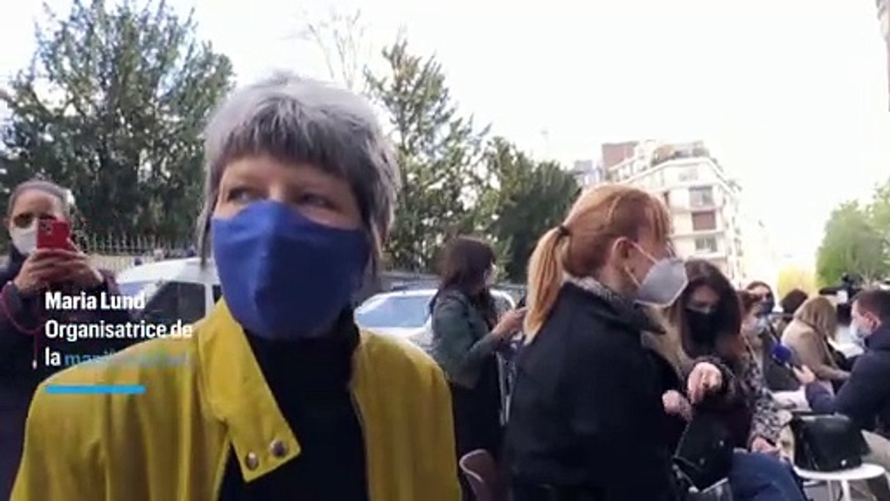 « Sofagate » : des femmes protestent en s’asseyant  devant l’ambassade de Turquie à Paris