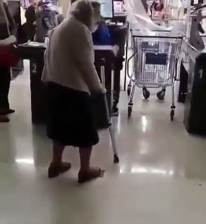 Así están las cosas en Chile, el país con más proporción de vacunados de Hispanoamérica, niegan la entrada de una anciana a un supermercado por no tener un salvoconducto del gobierno