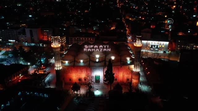 Tarihi Bursa Ulu Camii'ne asılan Şifa Ayı Ramazan yazısı geceyi aydınlattı