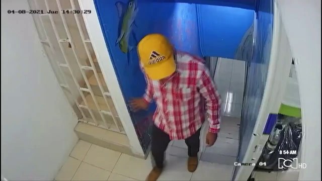 Delincuentes roban veterinaria amenazando a clientes y mascotas en Bogotá