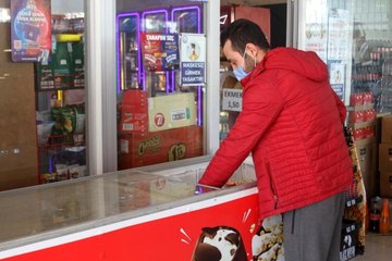 Rüzgarın sürüklediği dolabı tutmaya çalışan market sahibi: "Ayaklarımız kaydı, dolabı zapt edemedik"