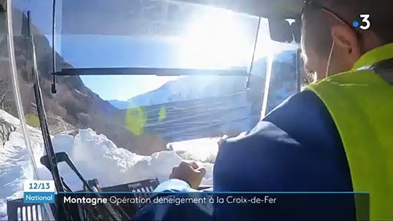 Montagne : au cœur d'une opération de déneigement sur la route du col de la Croix-de-Fer