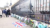 - İngiliz halkı Buckhingham Sarayı'nın önünde toplanıyor