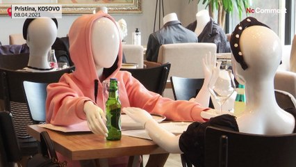 Манекены вместо посетителей в ресторанах