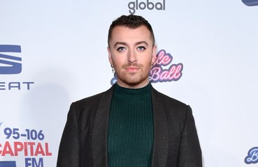 サム・スミス、GLAADメディア・アワードでケイティ・ペリーから表彰