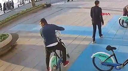 Çocuğu otobüs altında kalmaktan kurtardı